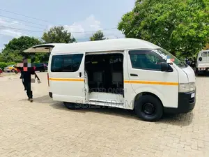 Toyota HiAce H200 Passenger Van 2010