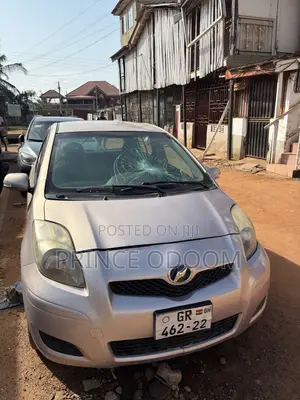 Toyota Vitz 2013 Silver