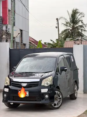 Toyota Voxy V 4WD 7-Seater 2012
