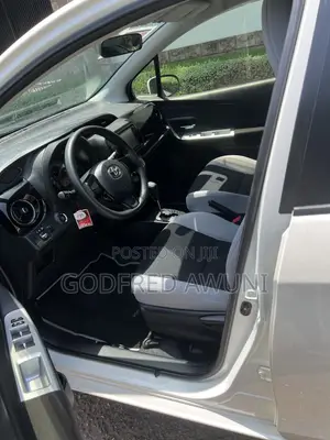 Toyota Vitz 1.3 AWD 5dr 2015 - Pearl White