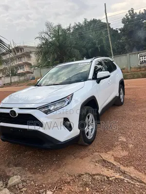 Toyota RAV4 XLE Premium 2021 White