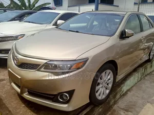2014 Toyota Camry SE Sedan