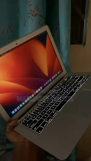 Apple MacBook Air (2017) - 13", Intel Core i5, 8GB RAM, 128GB SSD