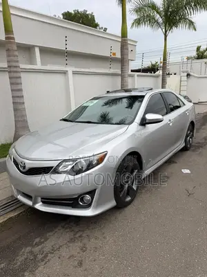 2014 Toyota Camry SE Sedan