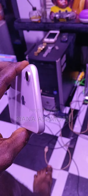 Apple iPhone XR 64GB White