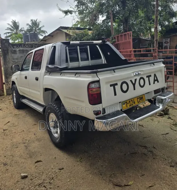 Toyota Hilux 2010 White - 1
