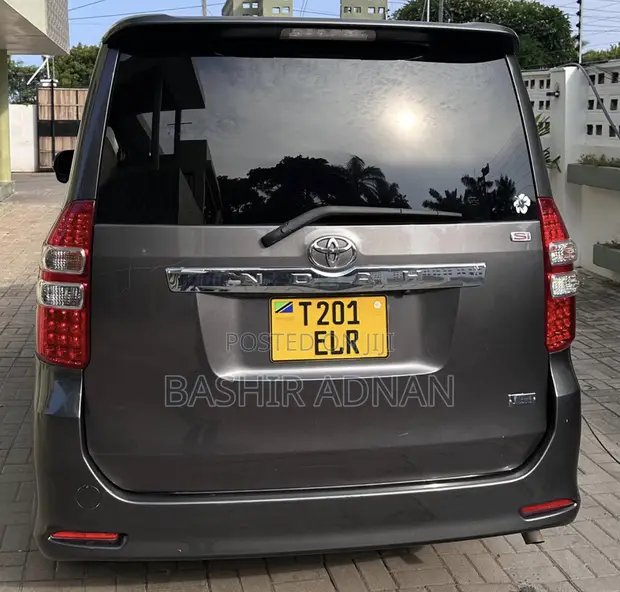 Toyota Noah Si Valvematic 2.0L 2013 Gray (7 Seater) - 1