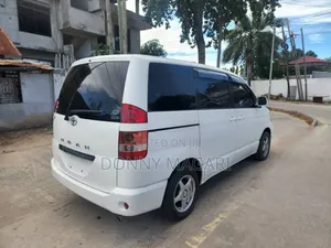 Toyota Noah 2005 Nyeupe