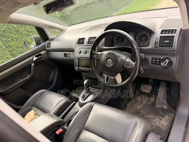 Volkswagen Touran 2013 Brown - 1