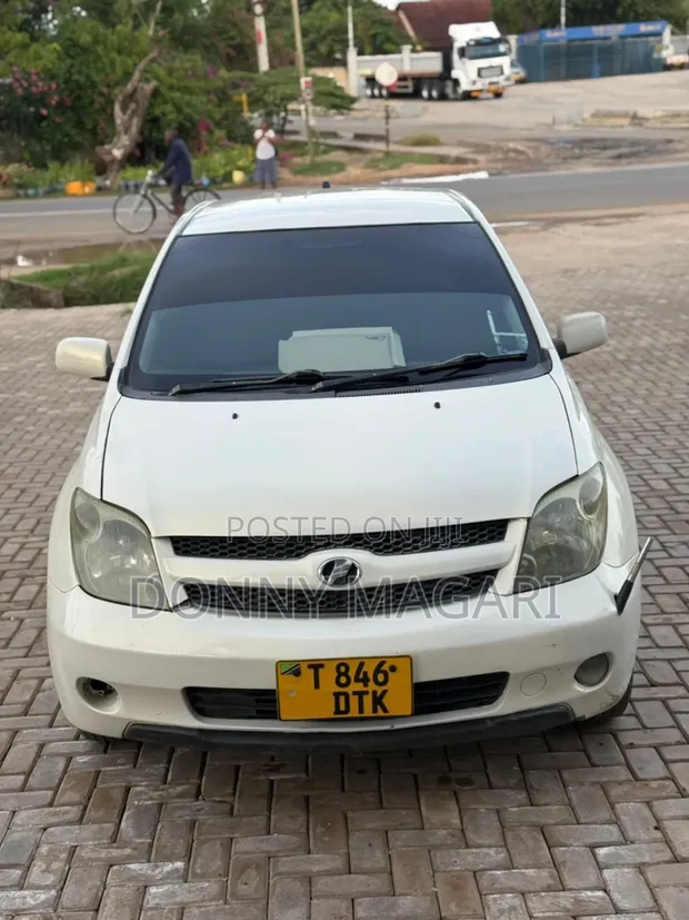 Toyota IST 2005 Nyeupe - 1