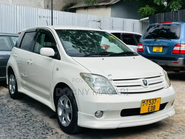 Toyota IST 2005 Nyeupe - 1