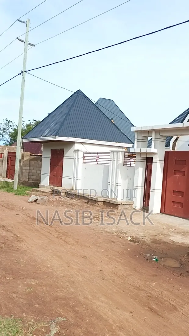 Kiwanja Kinauzwa Busweru Nyamadoke, Mwanza - 1