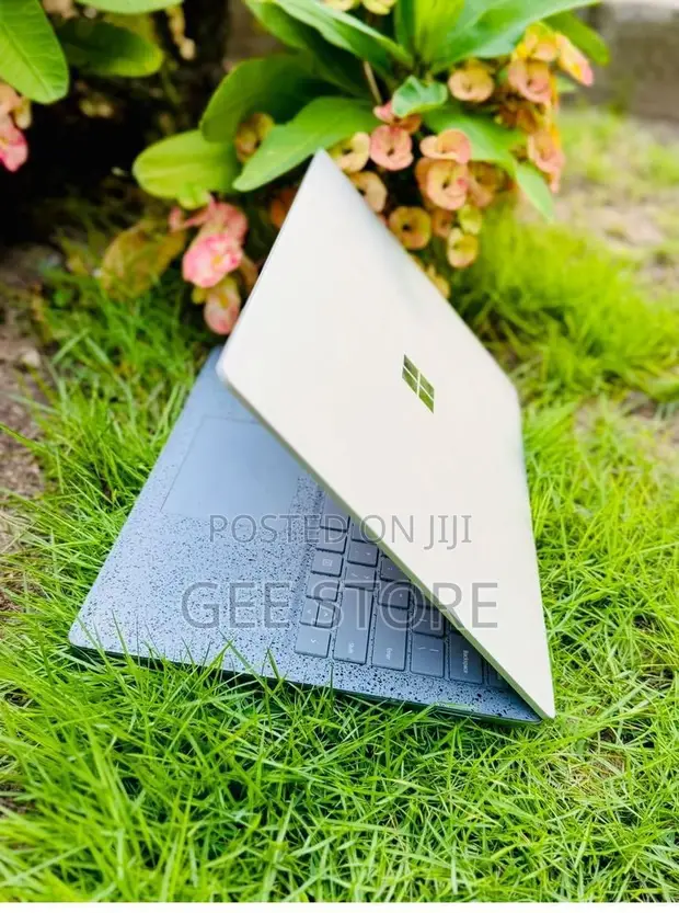 Microsoft Surface Laptop 2 - Refurbished - 1