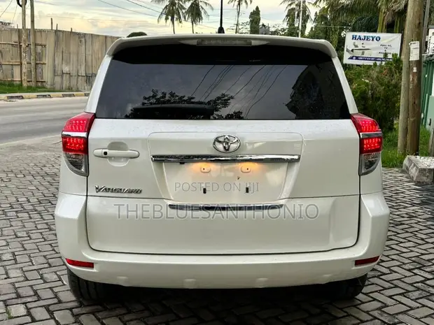 Toyota Vanguard 2012 White - 1
