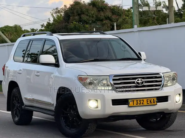 Toyota Land Cruiser V8 2014 White - 1