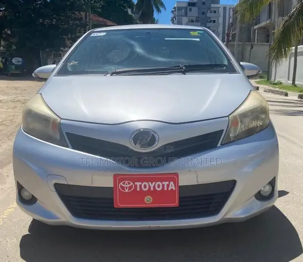 Toyota Vitz 2006 Silver - 1