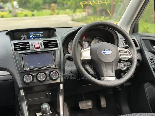 Subaru Forester 2013 Nyeusi - 1