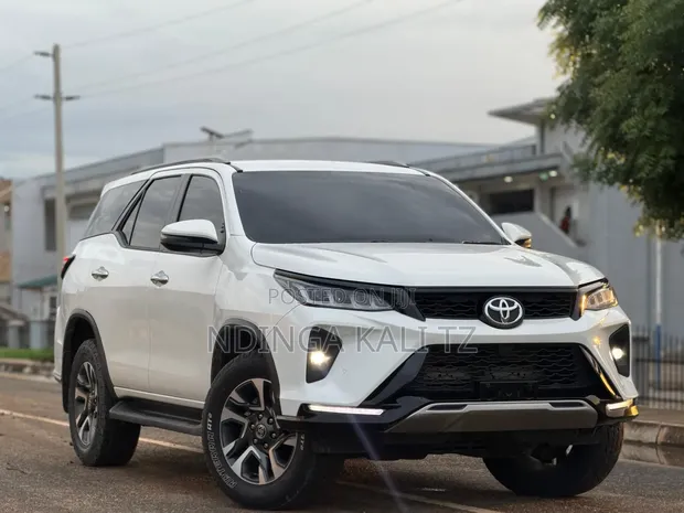 Toyota Fortuner 2025 Nyeupe ya Lulu - 1