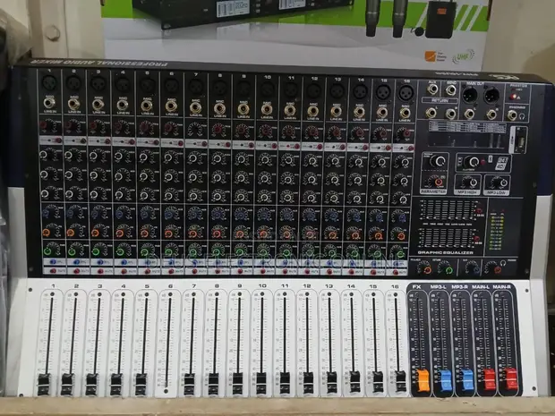 Yamaha Powered Music Mixer 16-Channel - 1