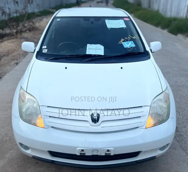 Toyota IST 2003 - Pearl White - 1