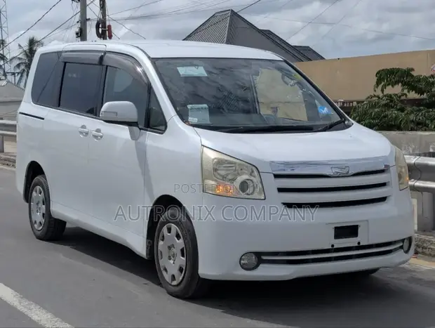 Toyota Noah 2.0 143hp AWD 2008 White - 1