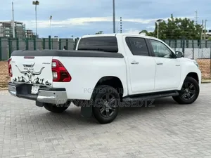 Toyota Hilux 2022 Nyeupe