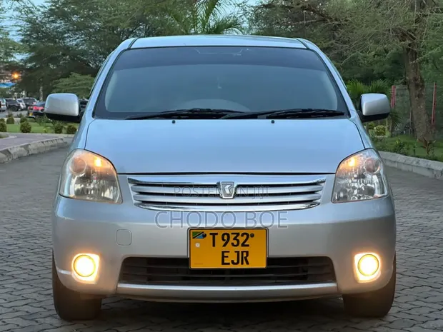 Toyota Raum 2005 Silver - 1