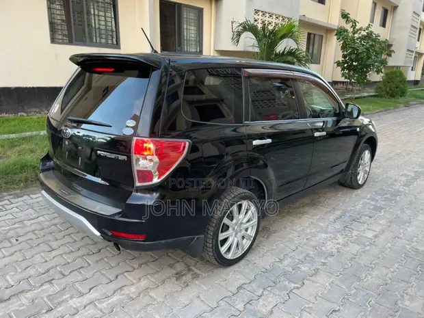 Subaru Forester 2011 Nyeusi - 1
