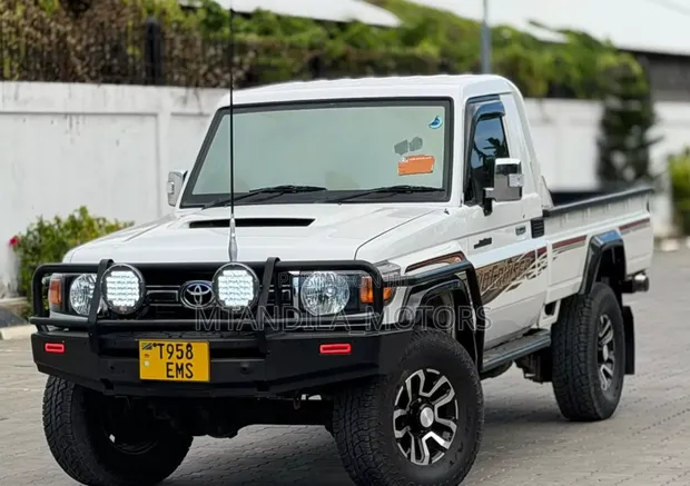 Toyota Land Cruiser 4.5 V8 DLX 2012 White - 1