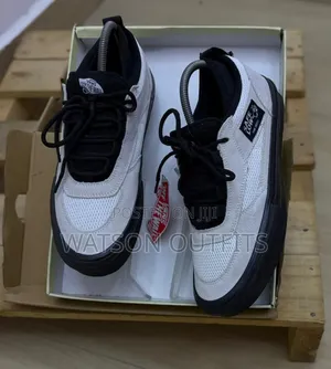 Vans Sneakers za Ngozi za Wanaume - Mpya Kabisa