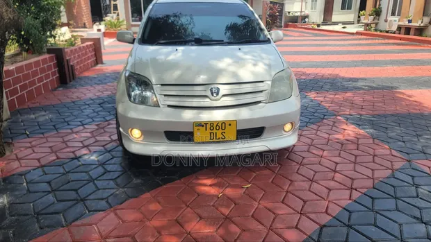 Toyota IST 2005 Nyeupe - 1