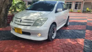 Toyota IST 2005 Nyeupe