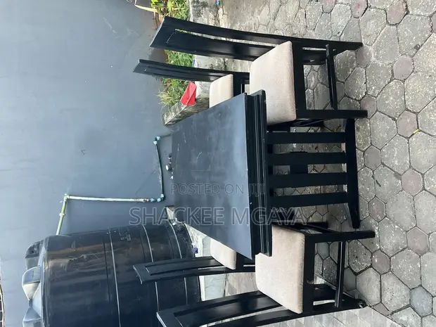 Meza ya Chakula na Viti 4 Nyeusi - 1