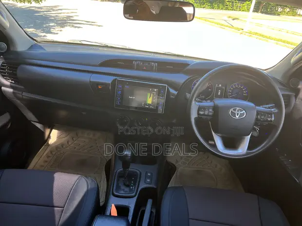 Toyota Hilux 2020 White - 1
