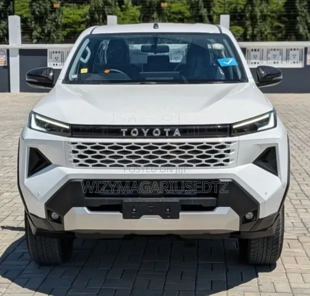 Toyota Hilux 2025 Mpya Nyeupe - 1