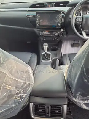 Toyota Hilux 2025 Nyeusi Mpya