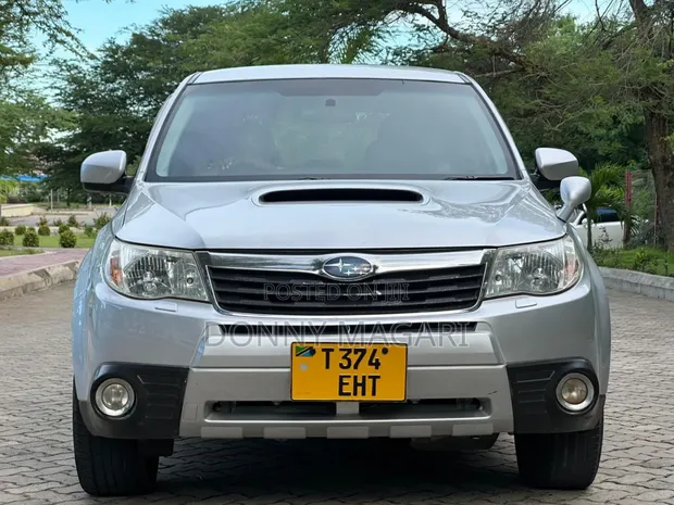 Subaru Forester 2.0D X 2010 Silver - 1