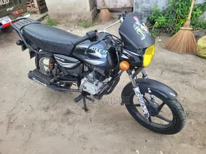 Bajaj Boxer 125 2025 Nyeusi