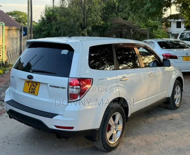 Subaru Forester 2011 White - 1