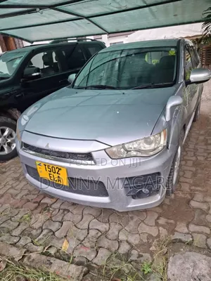 Mitsubishi Outlander 2010 Nyeupe