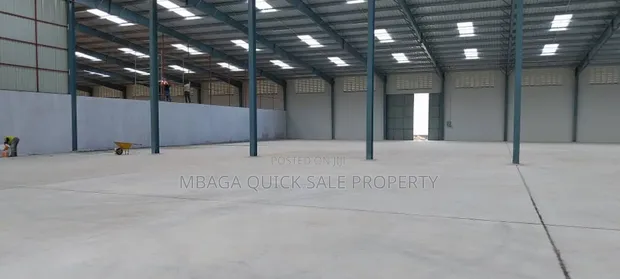 Eneo la Godown 3400 SQM kwa Ajili ya Kukodishwa Mbagala Rangi Tatu - 1