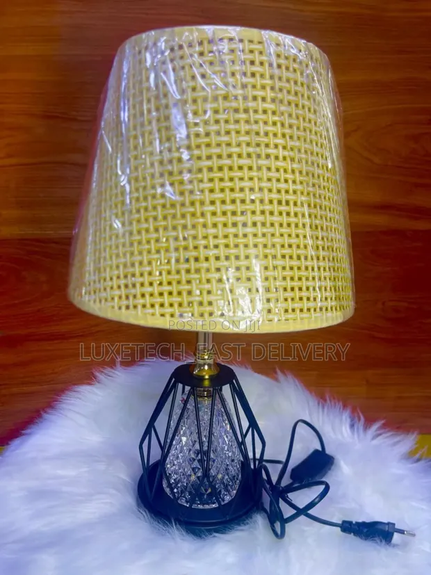 Lampa ya Kando ya Kitanda ya Kifahari yenye Kivuli cha Njano cha Kusuka - 1