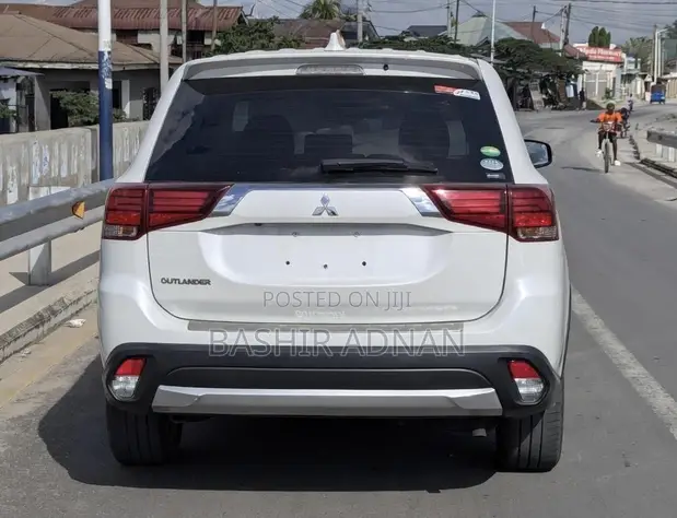 Mitsubishi Outlander 2017 Nyeupe - 1