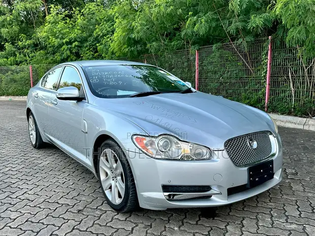Jaguar XF 2009 Silver - 1