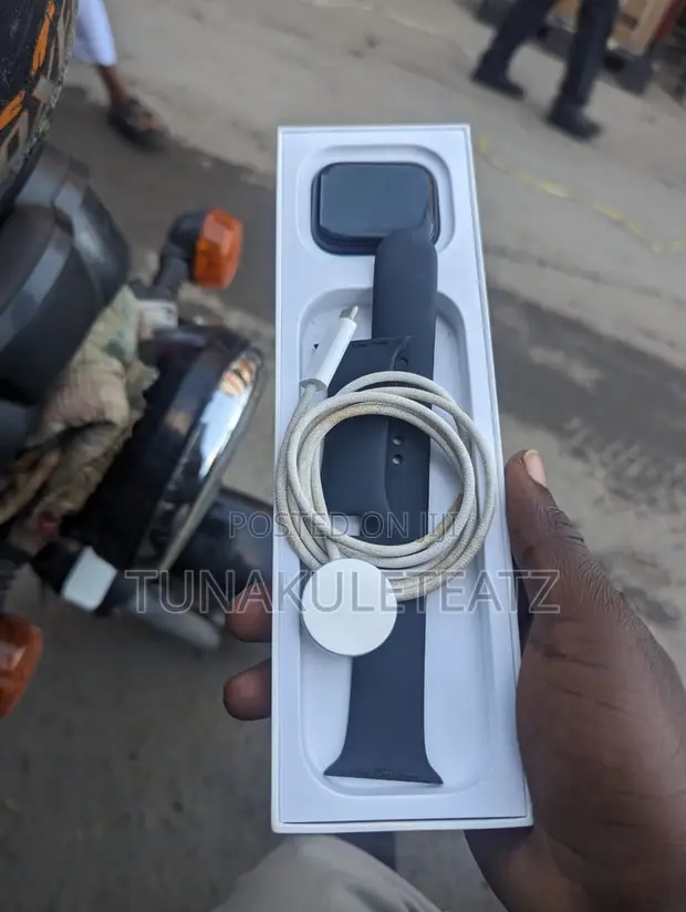 Apple Watch Series 9 45mm - 1