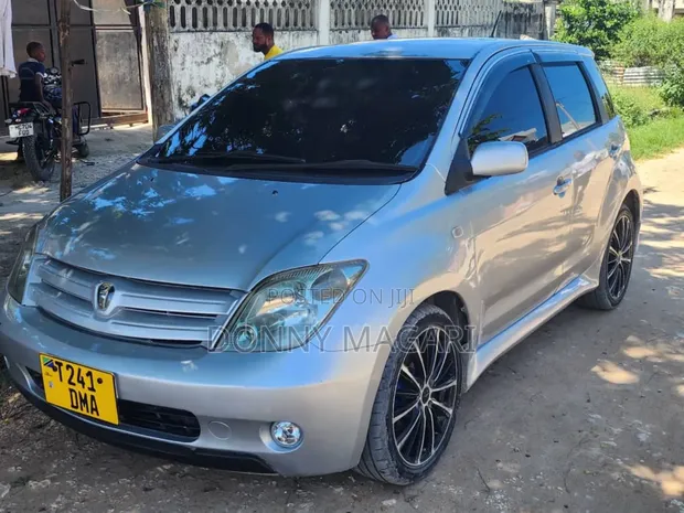 Toyota IST 2004 Silver - 1