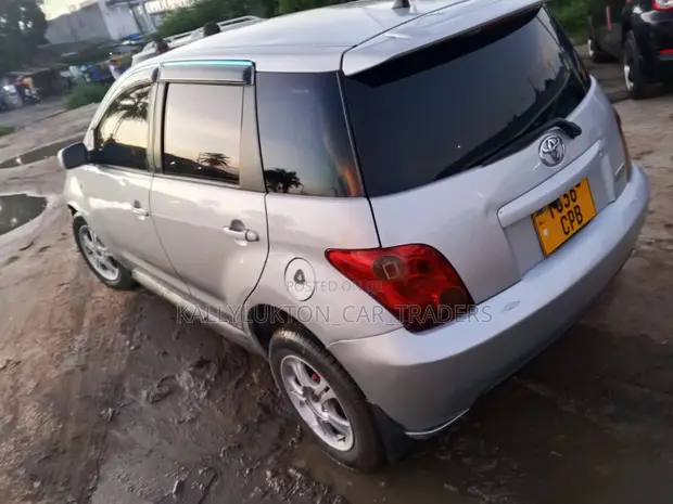 Toyota IST 2003 Silver - 1