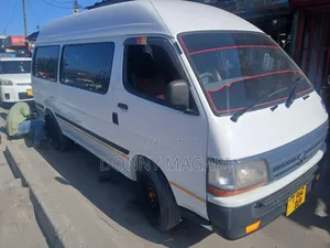 Toyota HiAce 2002 Nyeupe