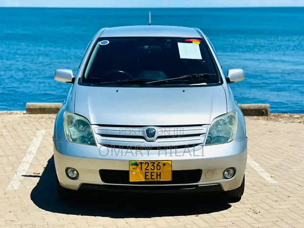 Toyota IST 2003 Silver - 1