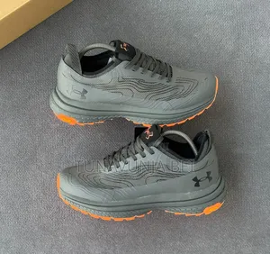 Under Armour Sneakers - Mpya Kabisa